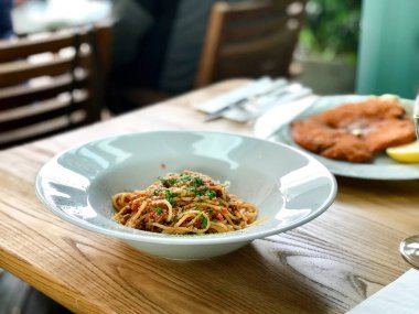 Spagetti Bolognese (Bolognaise) büyük plaka restoran servis .