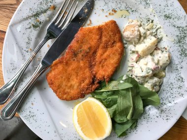 Patates salatası ve limon ile tavuk Schnitzel restaurant, hizmet.