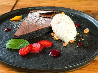 Dondurma restaurant, hizmet ile çikolatalı kek