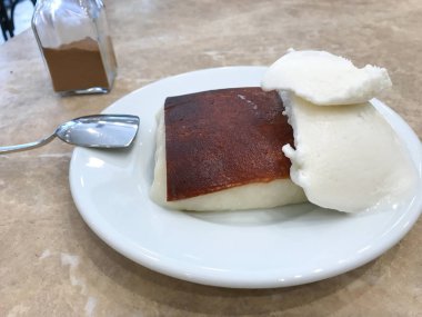 Türk süt puding Kazandibi dondurma ve toz tarçın ile pişmiş