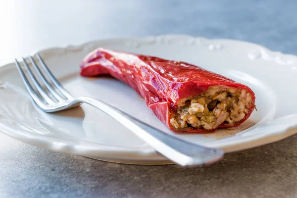 Pimenta vermelha assada Dolma turca recheada com arroz . — Fotografia de Stock