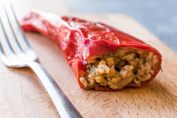 Pimenta vermelha assada Dolma turca recheada com arroz . — Fotografia de Stock