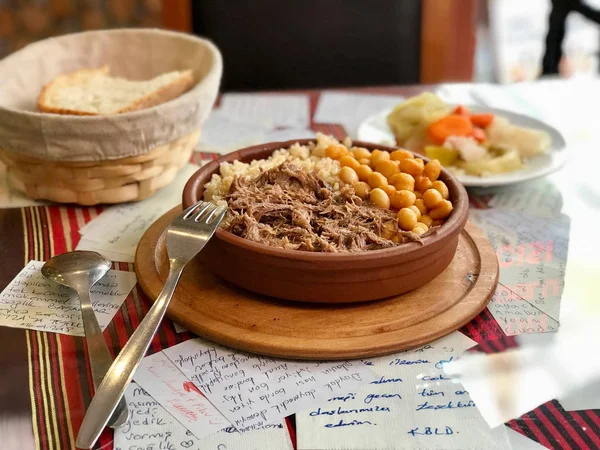 Turecki Pilav lub ryżem pilaw z Fasolka po bretońsku (Kuru fasulye) i Kavurma (duszone mięso). — Zdjęcie stockowe