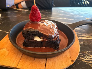 Krem dolu sıcak çikolatalı kek ile kek çilek tavada Restaurant, hizmet. 
