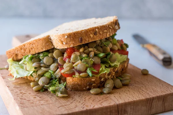 Sandwich de lentejas veganas con pan tostado . — Foto de Stock