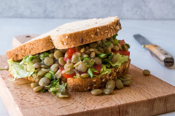Sandwich de lentejas veganas con pan tostado . — Foto de Stock