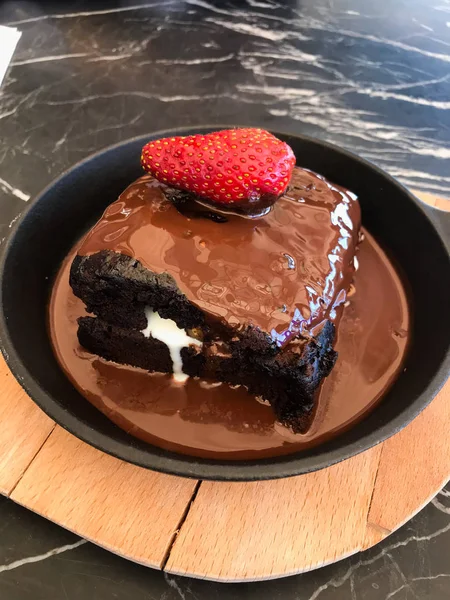 Restauracja zaprasza na krem wypełnione gorące ciasto Piernik czekoladowy z truskawkami w Pan. — Zdjęcie stockowe