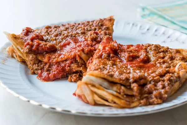 Comida Turca Kayseri Y=ama com Carne Picada, Iogurte e Pasta de Tomate . — Fotografia de Stock