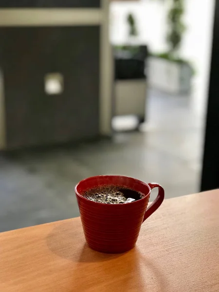 Świeżo parzona kawa gotowanie na parze w czerwony kubek Cafe Shop — Zdjęcie stockowe