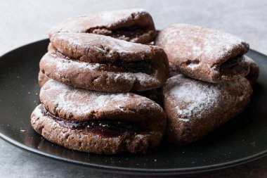 Pudra şekeri ve kiraz reçeli ile dolu jöle çikolata tatlılar.