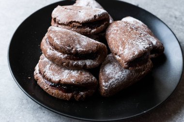 Pudra şekeri ve kiraz reçeli ile dolu jöle çikolata tatlılar.