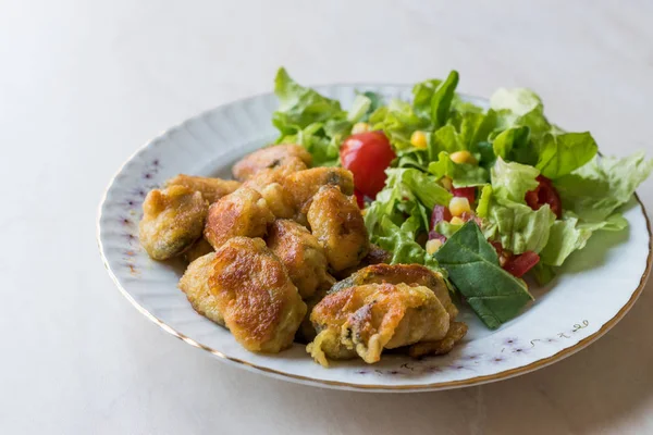 Fried Crispy Mussels Served with Salad. — Stock Photo, Image