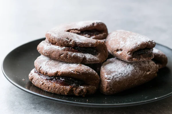 Biscuits au chocolat remplis de gelée avec sucre en poudre et confiture de cerises . — Photo