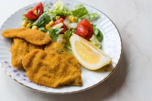 Frittierte knusprige Sardinen Fischteller mit Salat und Zitrone / Meeresfrüchte Sardinen. — Stockfoto