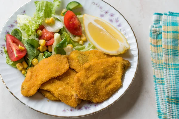 Смажені хрусткий сардини рибне блюдо з салатом і лимона / морепродуктів Sardalya. — стокове фото