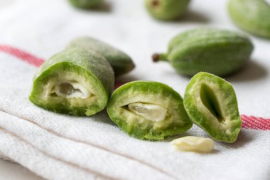 Yeşil badem tohumları ile ikiye ayırmak / Çağla Badem.