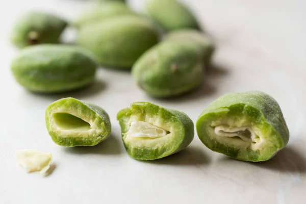 Semicorte de almendras verdes con semillas / Cagla Badem . — Foto de Stock