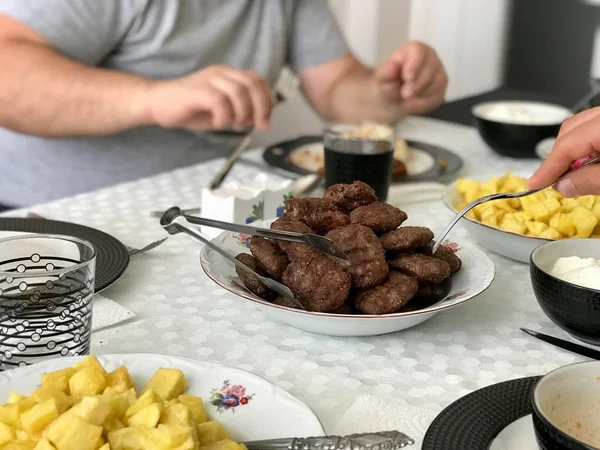 Pila di polpette turche Kofte o Kofta con patate a cubetti a tavola . — Foto Stock