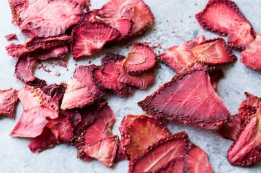 Kurutulmuş Çilek Dilimleri Yemeye Hazır.