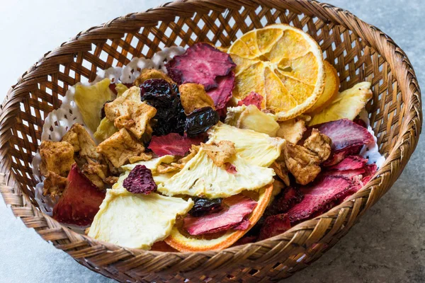 Frutas secas mistas Laranja, morango, abacaxi, cereja e maçã com canela em pó em cesta de madeira . — Fotografia de Stock