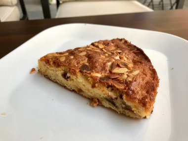 Gevrek pasta dilimi badem ve Erik Cafe Shop