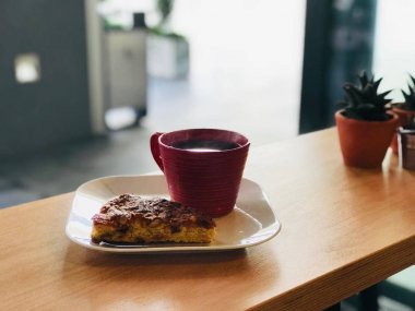 Gevrek pasta dilimi badem ve Erik ve taze kahve Cafe Bar.