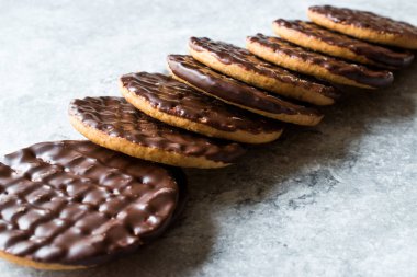 Yığın çikolata kaplı yuvarlak Yafa Çerez / bütün buğday.