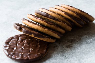 Yığın çikolata kaplı yuvarlak Yafa Çerez / bütün buğday.