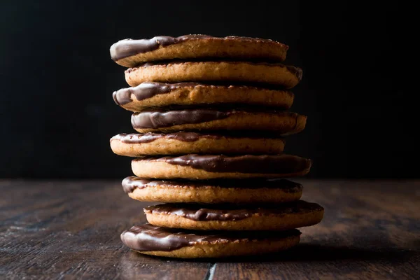 Пачка шоколадных печенек, покрытых круглым Джаффа / Целый пшеничный . — стоковое фото