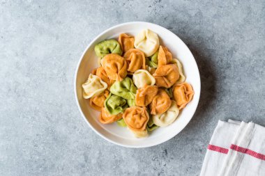 Üç renkli Tortellini makarna / çok renkli veya renkli