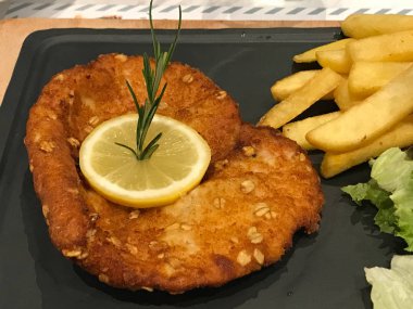 Limon, salata ve patates ile tavuk Schnitzel Restaurant, hizmet.