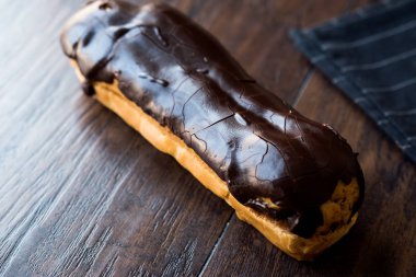 Ahşap yüzey üzerinde çikolata eklerleri.