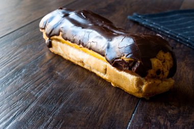 Ahşap yüzey üzerinde çikolata eklerleri.