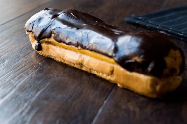 Ahşap yüzey üzerinde çikolata eklerleri.