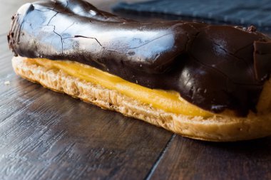 Ahşap yüzey üzerinde çikolata eklerleri.