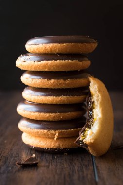 Turuncu yuvarlak Jaffa keklerini çikolata aromalı