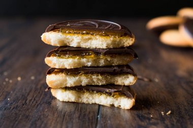 Turuncu yuvarlak Jaffa keklerini çikolata aromalı