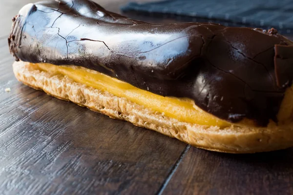 Ahşap yüzey üzerinde çikolata eklerleri.