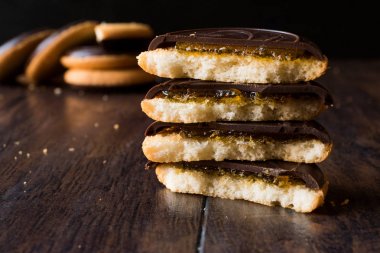 Turuncu yuvarlak Jaffa keklerini çikolata aromalı