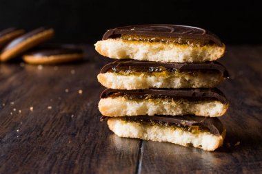 Turuncu yuvarlak Jaffa keklerini çikolata aromalı