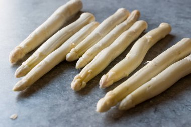 Organik çiğ beyaz kuşkonmaz mavi yüzeyi.