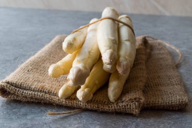 Organik çiğ beyaz kuşkonmaz çuval üzerinde