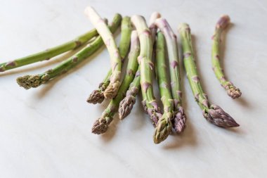 Mermer yüzey üzerinde ham kuşkonmaz demet.