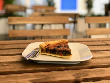Türk gıda Quiche KIS Tart / sebze pasta dilimi ile plaka restoran servis. 
