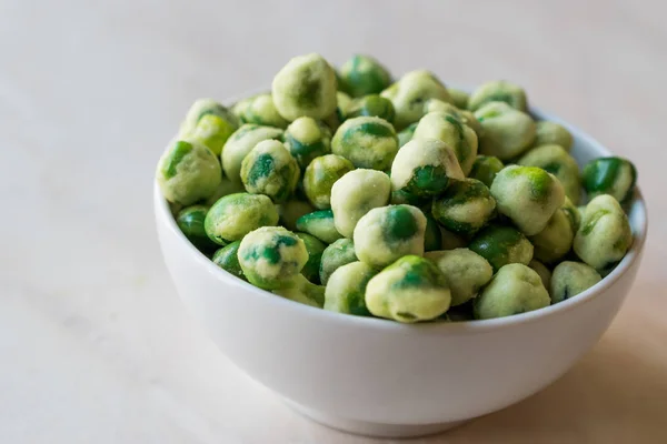 Guisantes de Wasabi verdes especiados secos crujientes como un aperitivo . — Foto de Stock