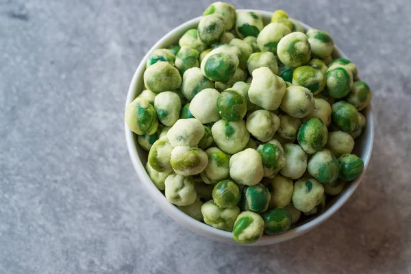 Guisantes de Wasabi verdes especiados secos crujientes como un aperitivo . — Foto de Stock