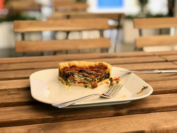 Türk gıda Quiche KIS Tart / sebze pasta dilimi ile plaka restoran servis. 
