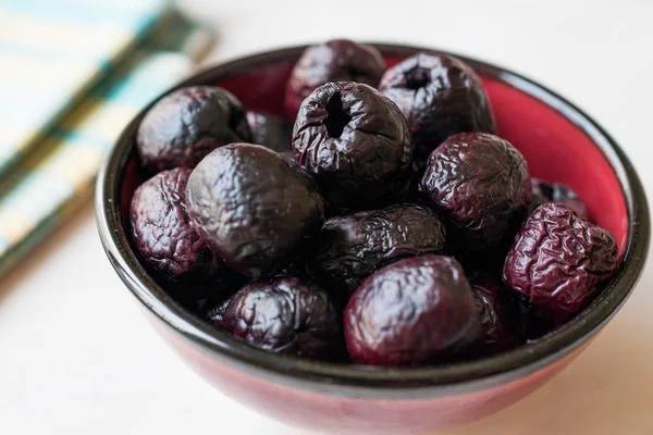 Dried Black Olive Chips / Crackers without seeds in Bowl. — Stock Photo, Image