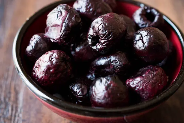 Chips / Crackers Black Olive kering tanpa biji dalam Bowl . — Stok Foto