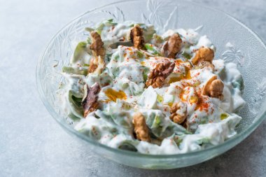 Semizotu ve cam kase yoğurt ceviz salatası.